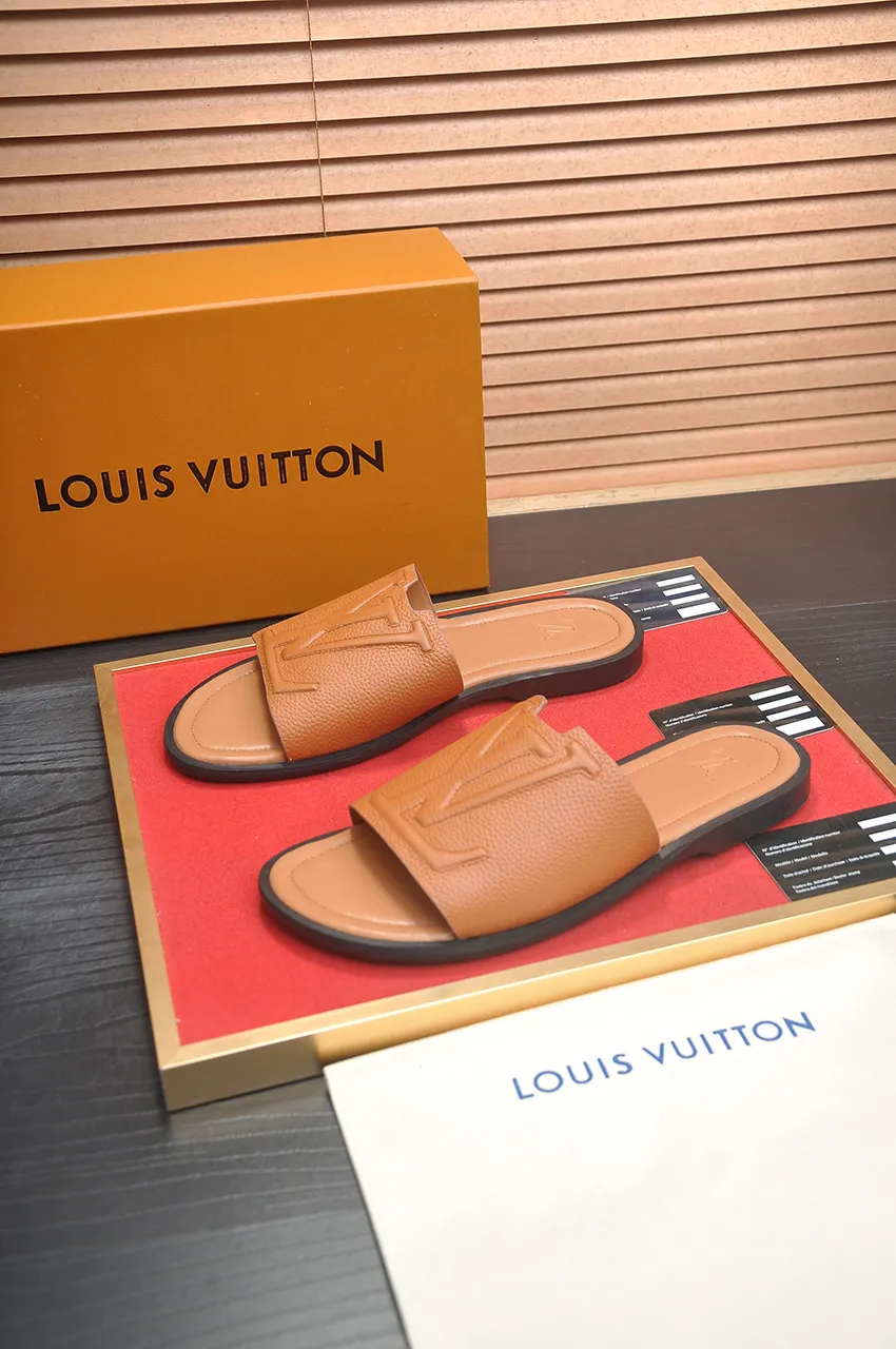 Men's men's shoes 💰340💶 [Louis Vuitton LV slippers] (high-end cowhide) counter 1:1 fashion style, a must-have for summer! The designer used LV’s iconic outsole. The original simple slippers instantly become fashionable! The upper is made of flexible special cowhide leather straps alternately, and the workmanship is exquisite! A must-have for stylish men in summer, size 38-46 (45 46 customized)
